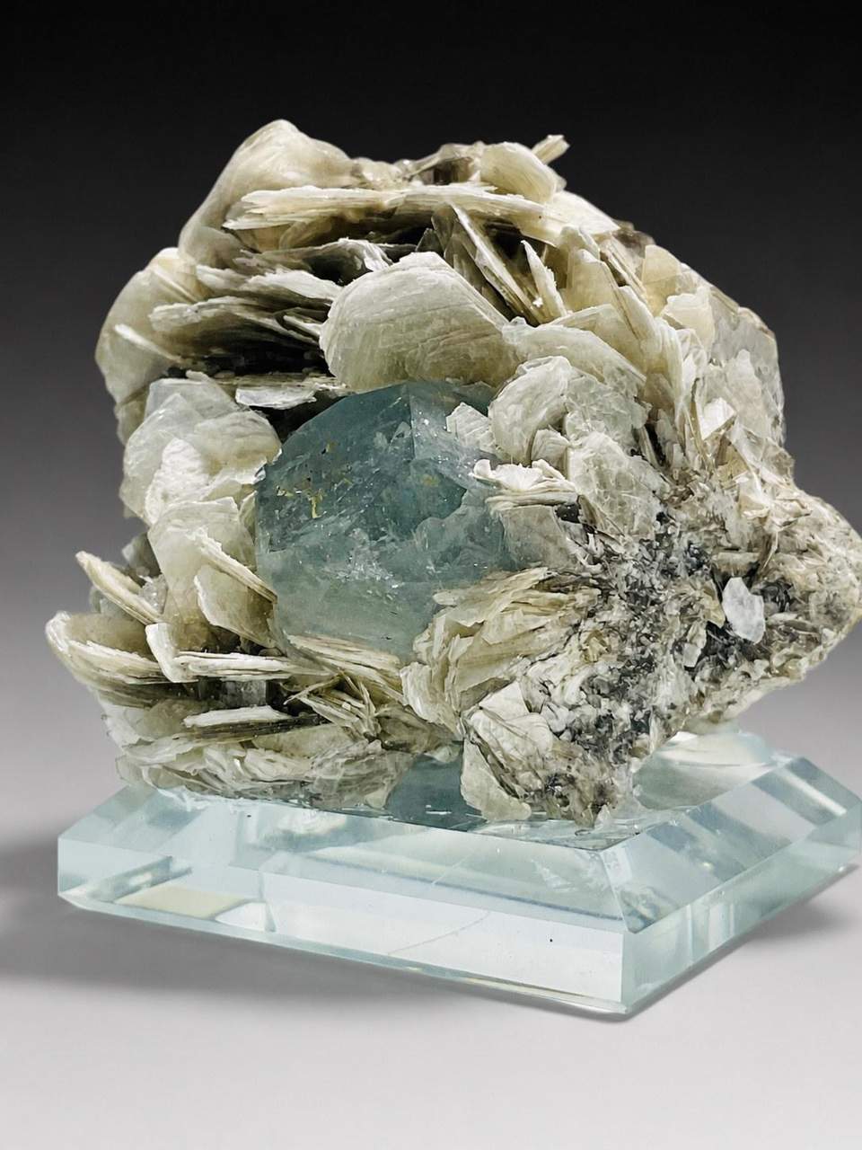 Pale blue Aquamarine and cream Muscovite from Pingwu Mine, alternate photograph 2