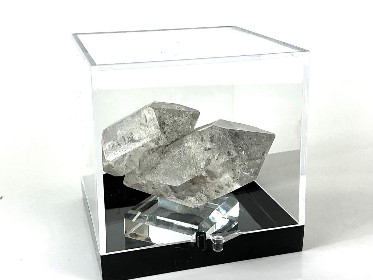 Double-terminated Chinese Herkimer-style Quartz from the Mount Xuebaoding area, Sichuan, China