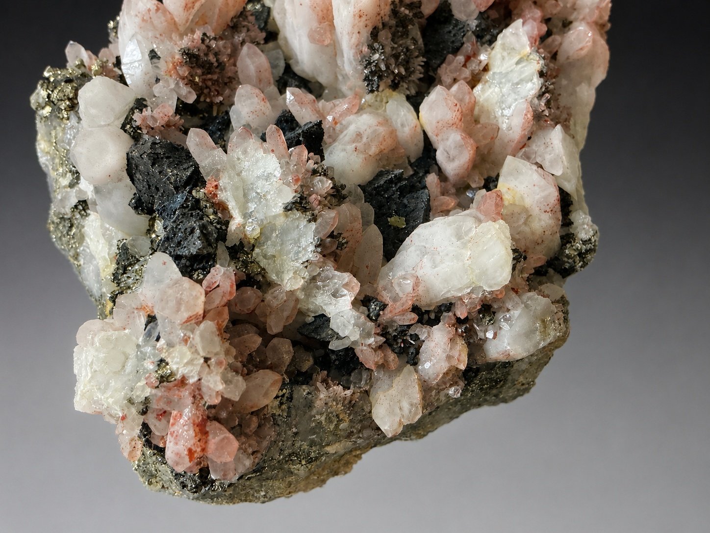 Quartz with Hematite and Sulphides — Fengjiashan — 590 g — view 3