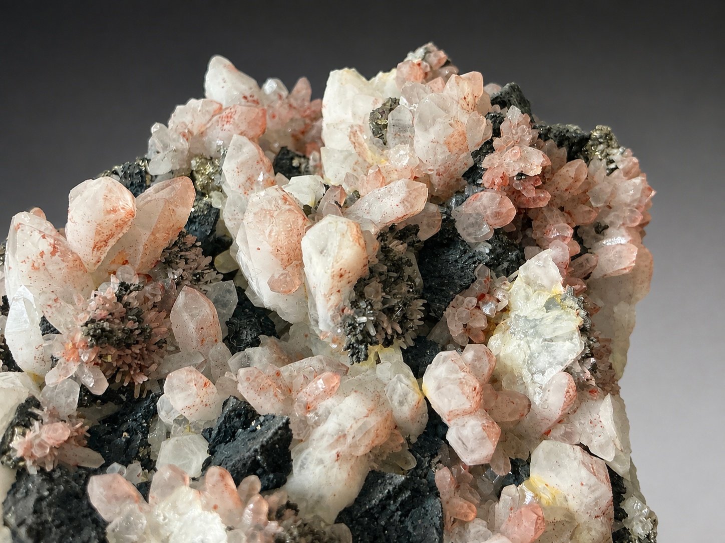 Quartz with Hematite and Sulphides — Fengjiashan — 590 g — view 4