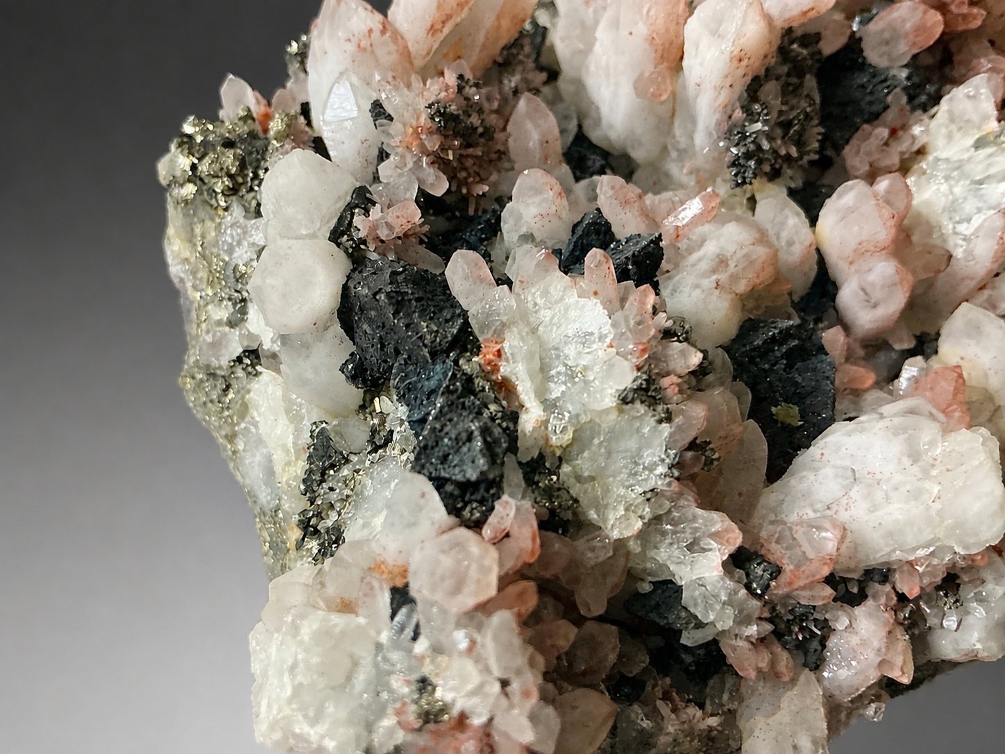 Quartz with Hematite and Sulphides — Fengjiashan — 590 g — view 5