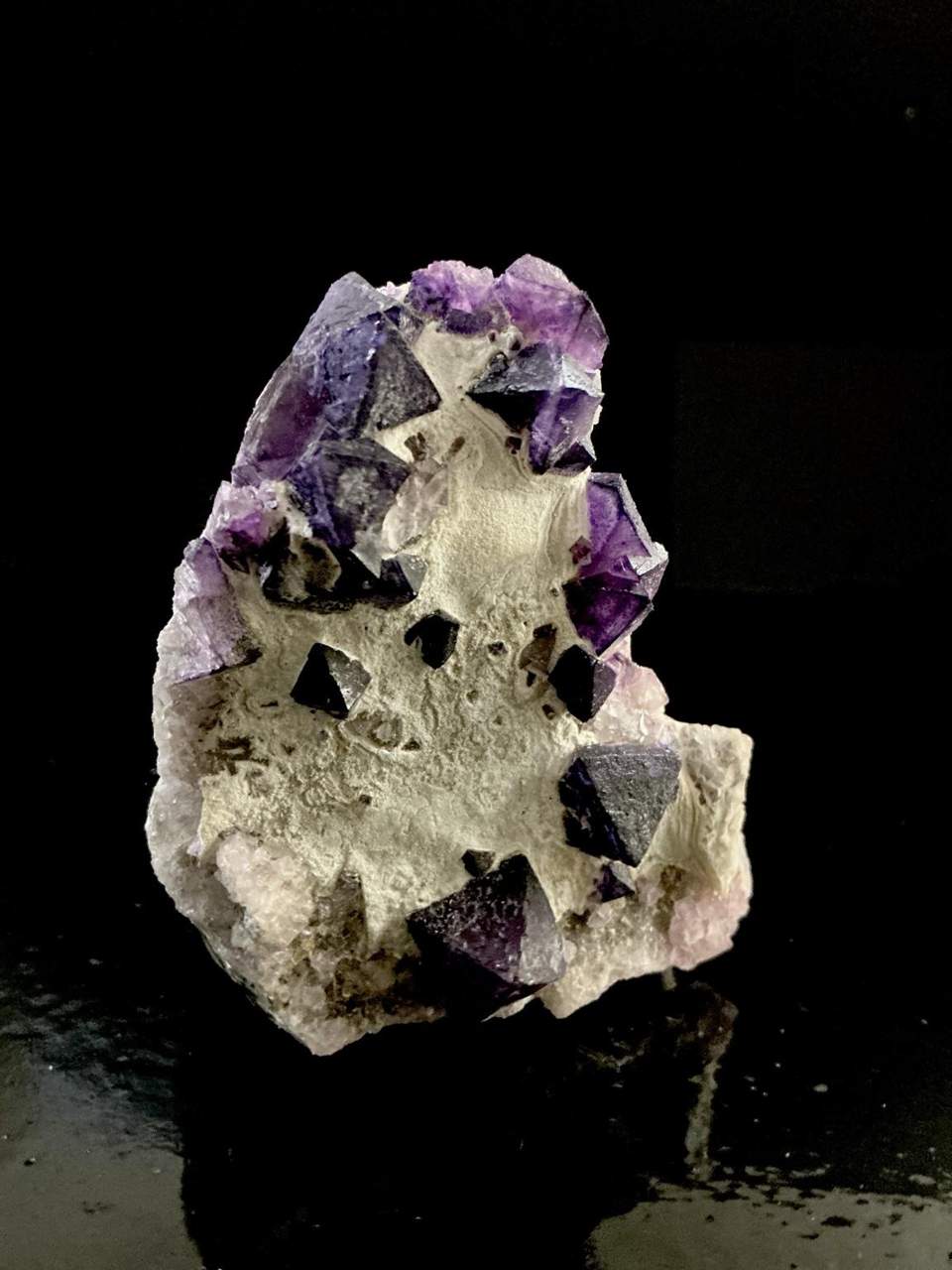 Purple octahedral Fluorite on pale banded Quartz-Calcite from De’an Mine