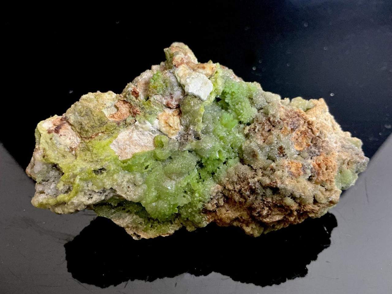 Green Pyromorphite–Mimetite crystals on Quartz from Daoping Mine, China